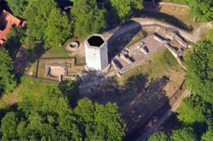 Ruine Burg Lichtenberg auf dem Lichtenberger Höhennzug. Die Aussichtsplattform ist 2016 vermutlich durch Brandstiftung abgebrannt. Aufnahme: G. Hein